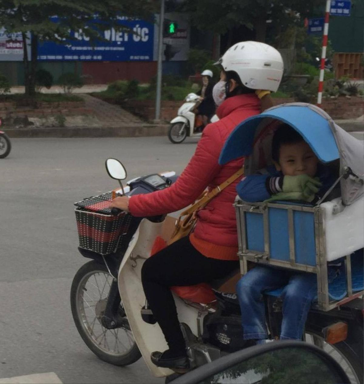 Khóe mắt cay cay nhìn cảnh bố mẹ bọc nilon quanh người giữ ấm cho con ngày giá rét Ảnh 4