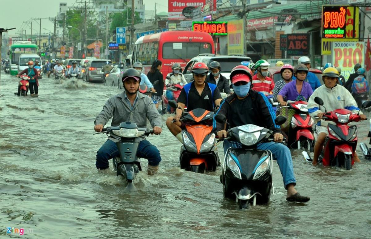 Sài Gòn vỡ đê bao, kẹt xe trong ngày triều cường đạt đỉnh Ảnh 1