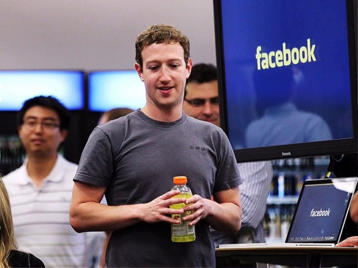 Săm soi một ngày bình thường của ông chủ Facebook Mark Zuckerberg Ảnh 8