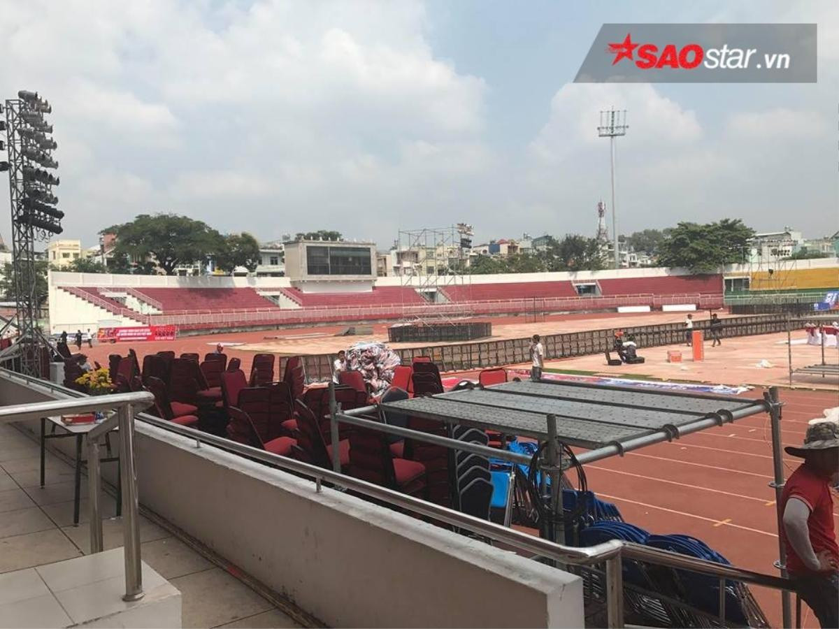 Sân khấu Gala đón U23 Việt Nam đang hoàn thiện những khâu cuối cùng, fan phía ngoài sốt ruột Ảnh 7