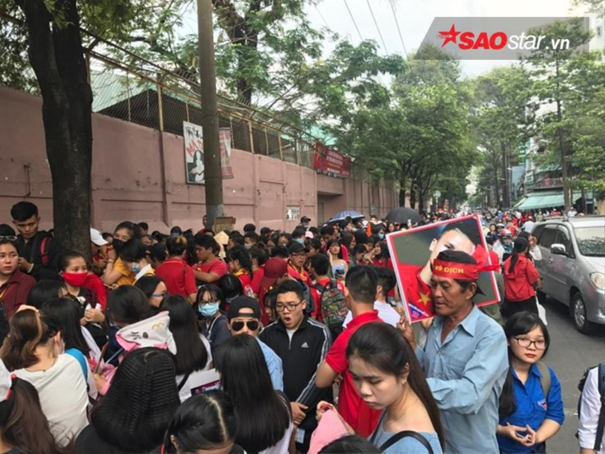 Sân khấu Gala đón U23 Việt Nam đang hoàn thiện những khâu cuối cùng, fan phía ngoài sốt ruột Ảnh 9