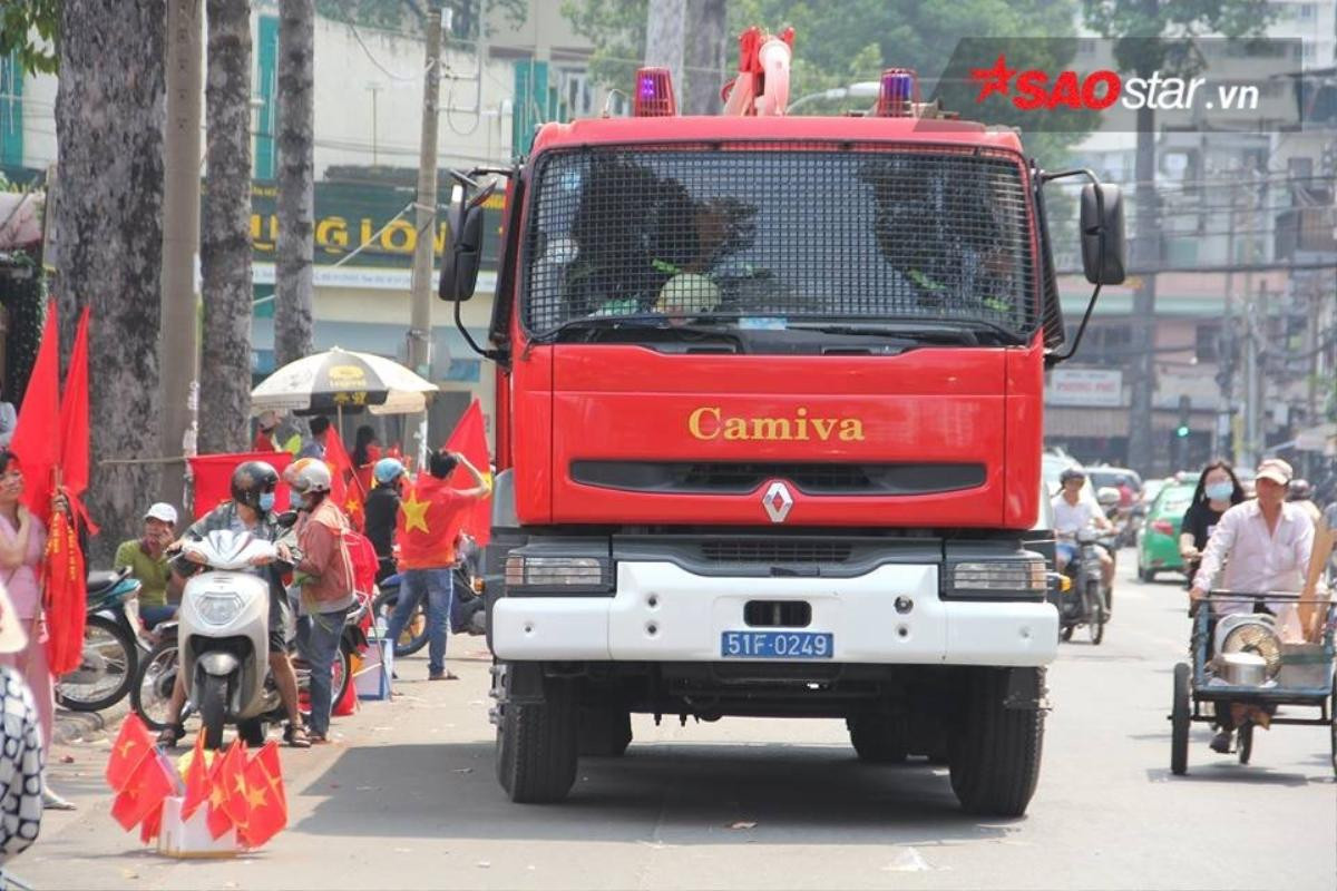 Sân khấu Gala đón U23 Việt Nam đang hoàn thiện những khâu cuối cùng, fan phía ngoài sốt ruột Ảnh 2