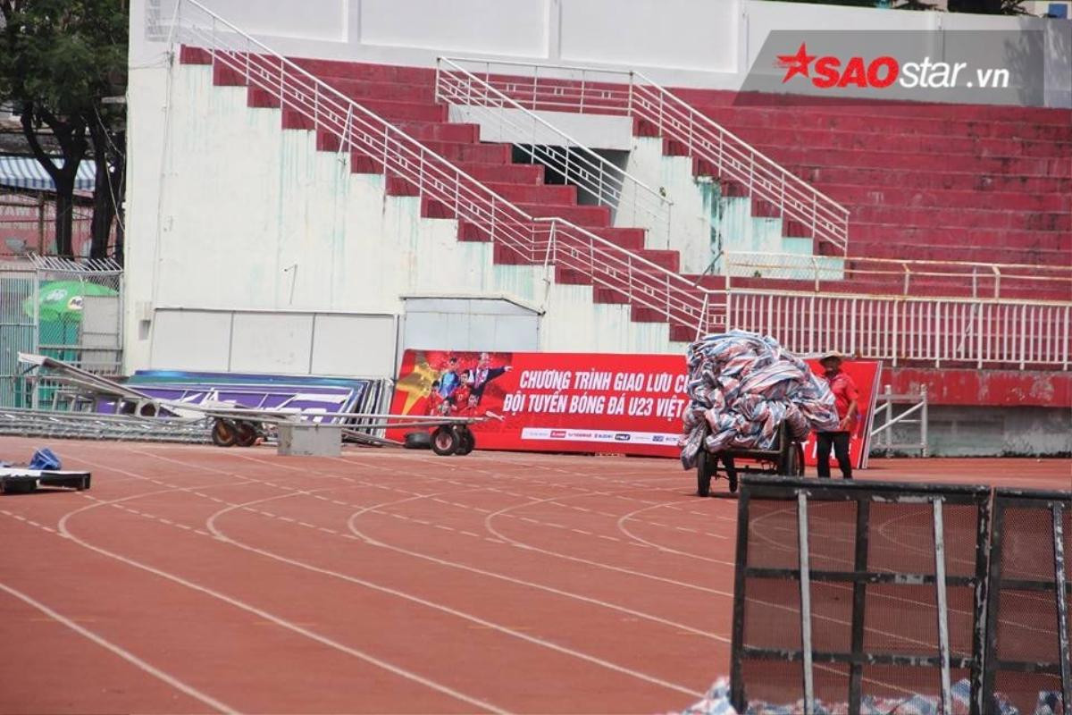 Sân khấu Gala đón U23 Việt Nam đang hoàn thiện những khâu cuối cùng, fan phía ngoài sốt ruột Ảnh 5