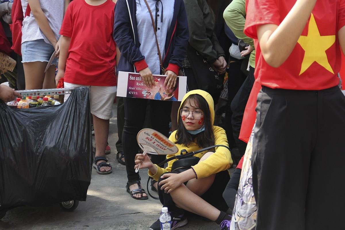 Sân Thống Nhất: Fan xếp hàng dài cả km hò hét đòi mở cửa giao lưu U23 VN Ảnh 9