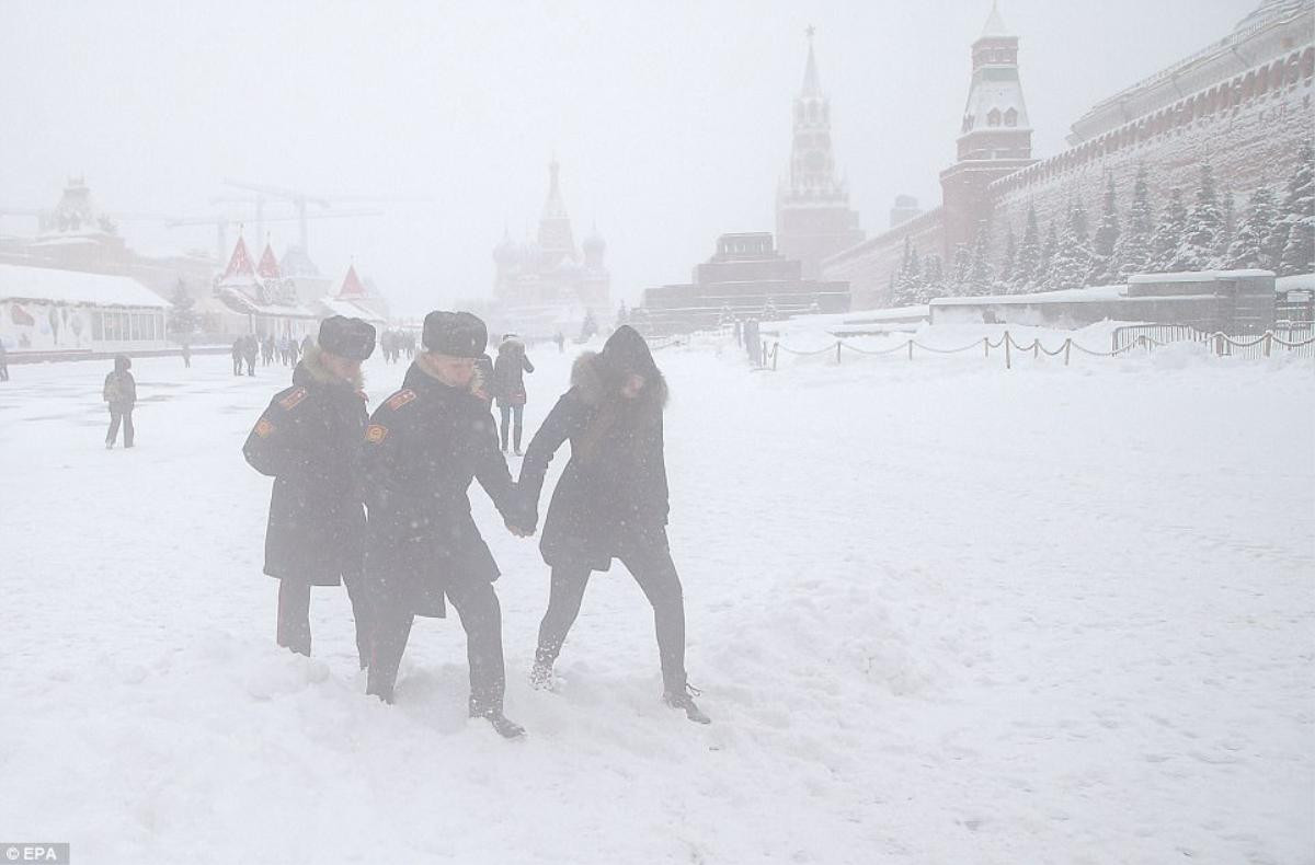 Moscow trắng tuyết, trăm năm mới có một lần tuyết rơi dày như thế này Ảnh 1