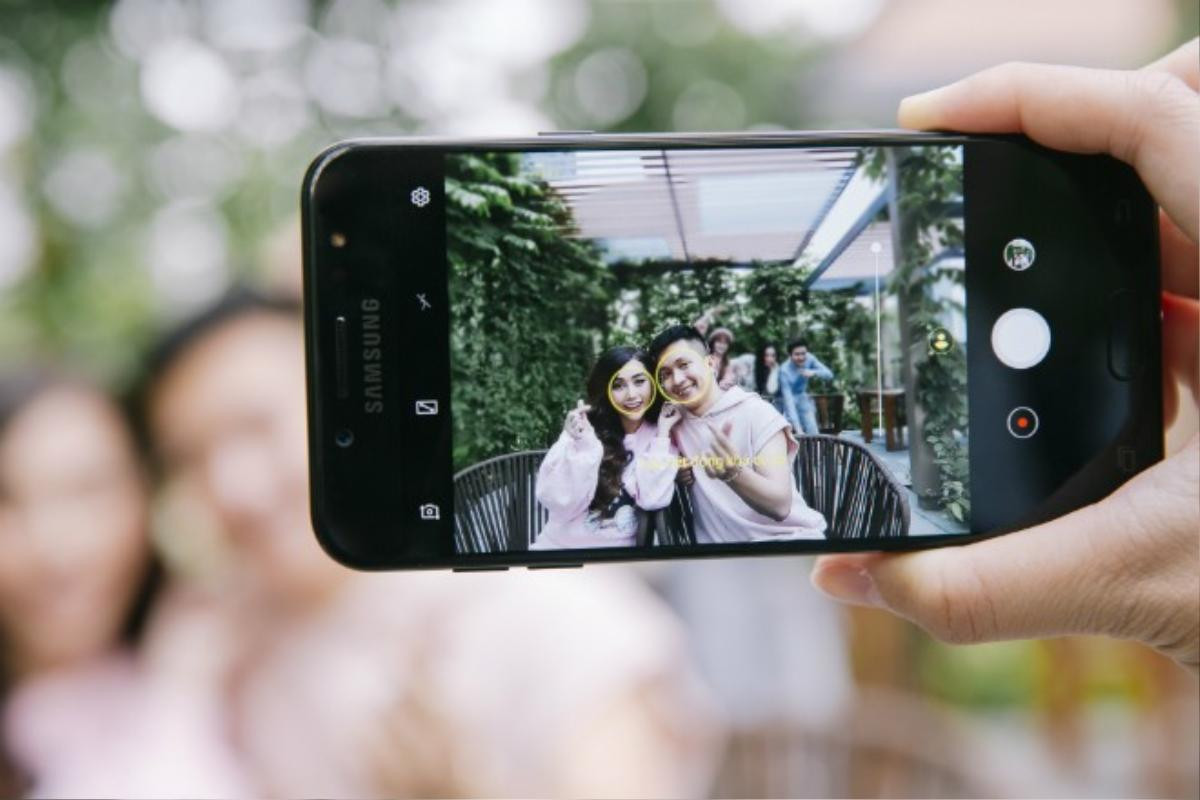 Bỏ túi 3 bí kíp selfie đẹp không tì vết giữa đám đông Ảnh 2