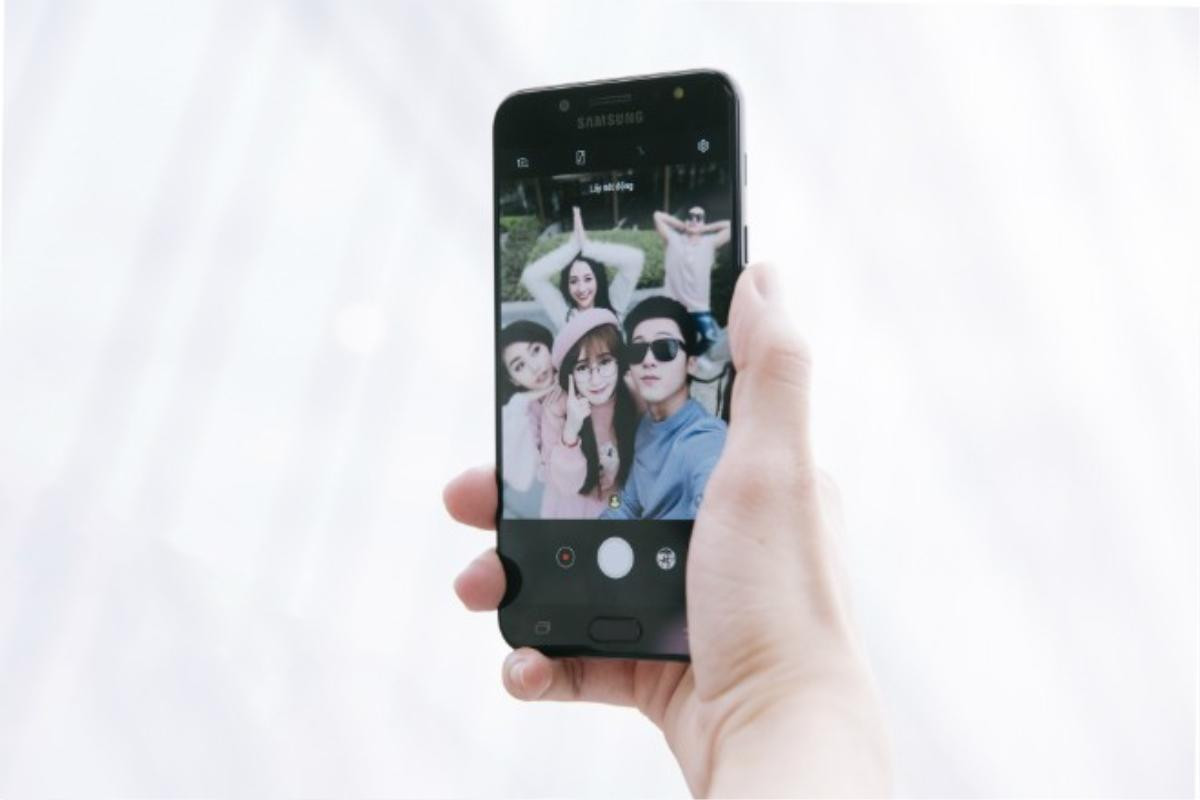 Bỏ túi 3 bí kíp selfie đẹp không tì vết giữa đám đông Ảnh 3