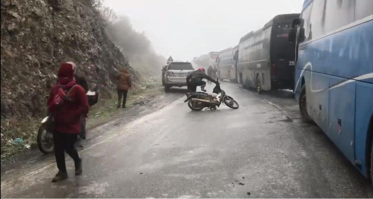 Cảnh báo dân phượt lên Sapa 'săn' tuyết: Đường đóng băng trơn trượt, ô tô tắc hàng dài, xe máy phải dắt bộ Ảnh 1