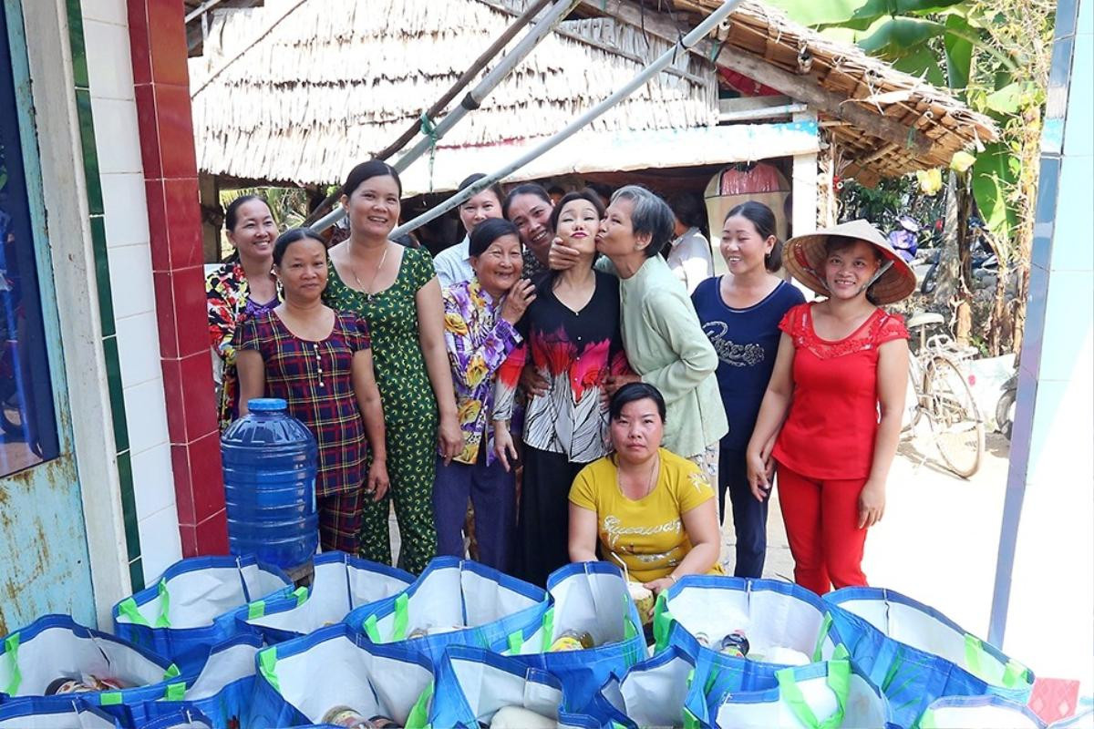 Việt Hương được người dân miền Tây hôn tới tấp trong chuyến thiện nguyện ngày cận Tết Ảnh 2