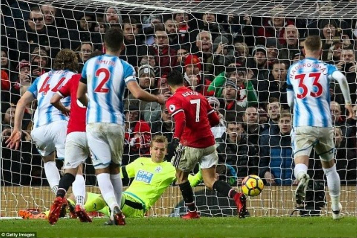 Alexis có bàn thắng đầu tiên: Mourinho, đừng mừng vội! Ảnh 1