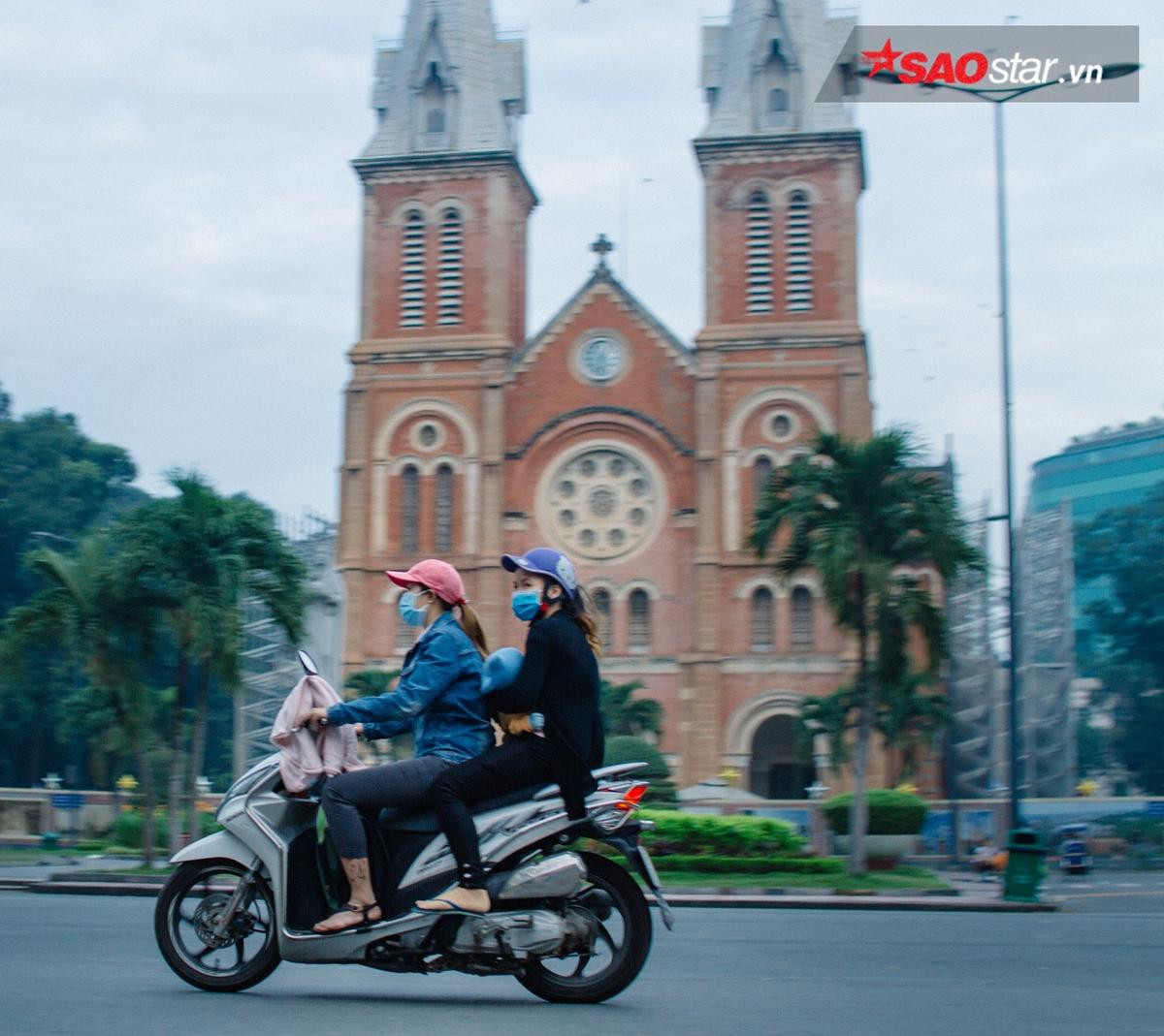 Lạnh 19 độ trong những ngày cuối tháng Chạp, người Sài Gòn đồng loạt mặc áo khoác Ảnh 1