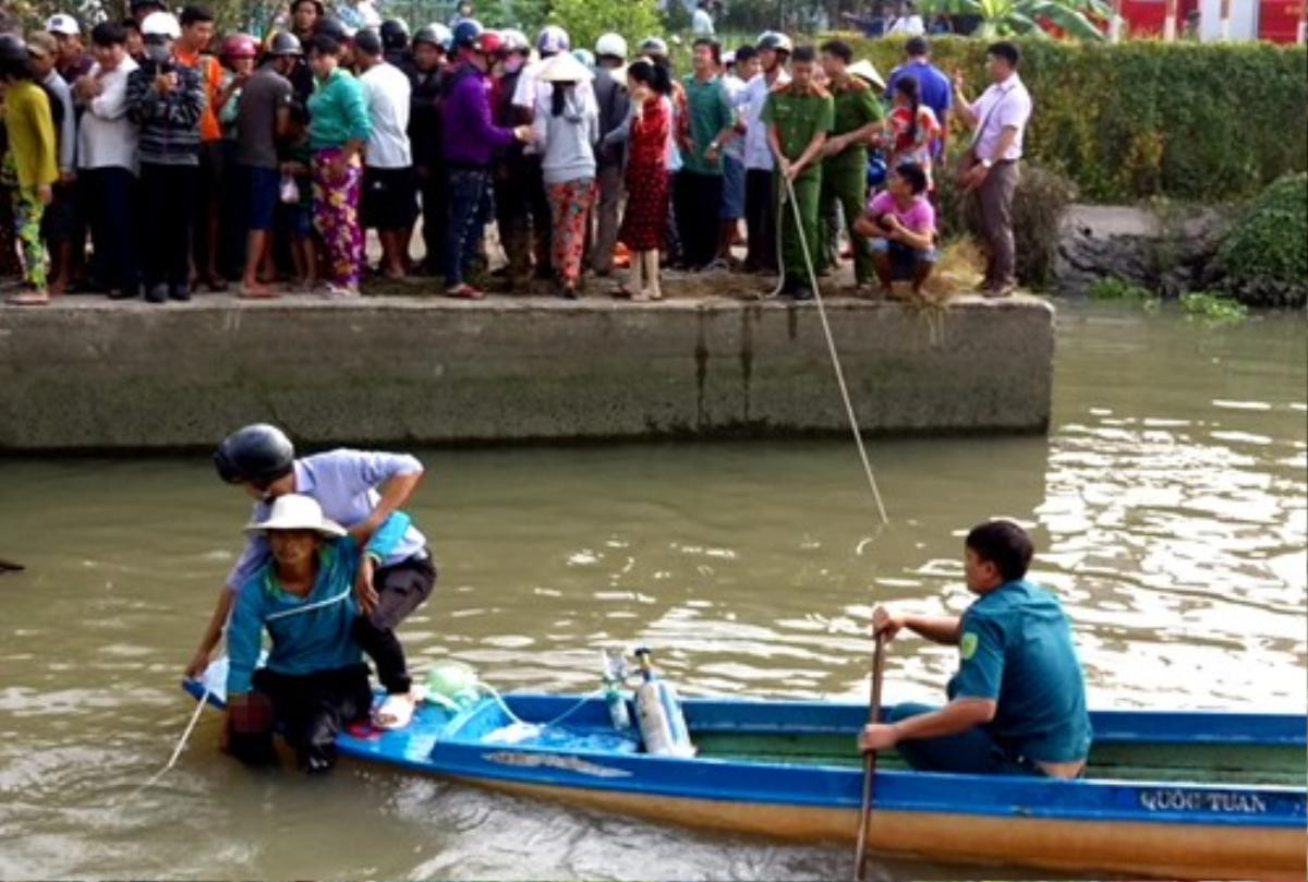 Hàng trăm người hợp sức giải cứu người đàn ông bị nắp cống thủy lợi đè nát chân Ảnh 2