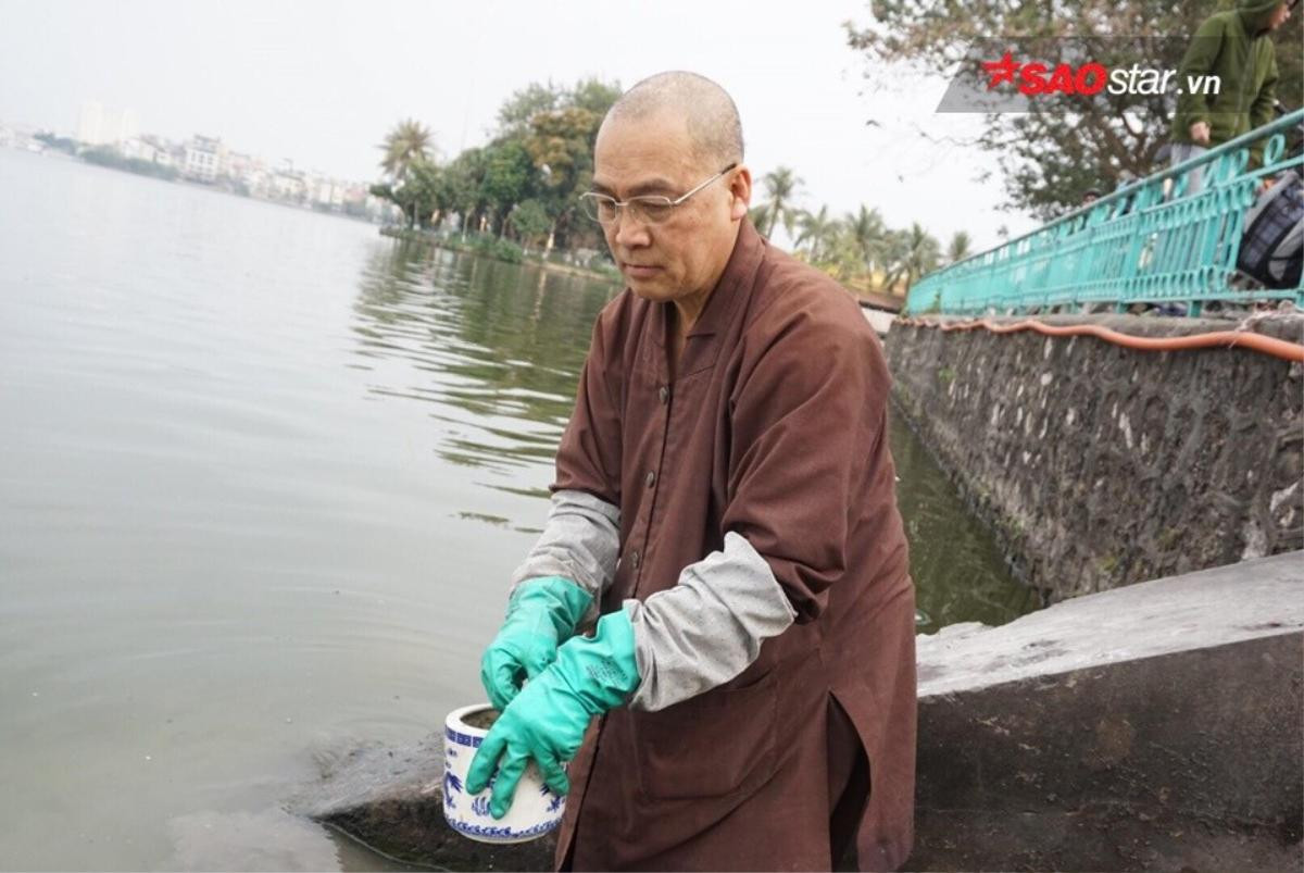 Tiễn ông Công ông Táo về trời, người dân mang hàng cân cá chép vàng ra hồ Tây phóng sinh Ảnh 5