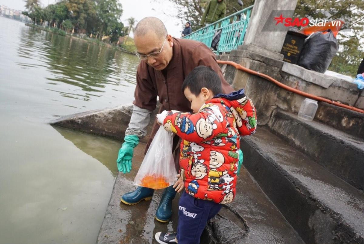 Tiễn ông Công ông Táo về trời, người dân mang hàng cân cá chép vàng ra hồ Tây phóng sinh Ảnh 6