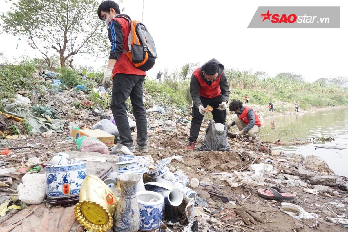 Nhiều người bất ngờ khi thấy chàng trai Tây nhặt rác và túi nilon làm sạch môi trường trong ngày Tết ông Công ông Táo Ảnh 7