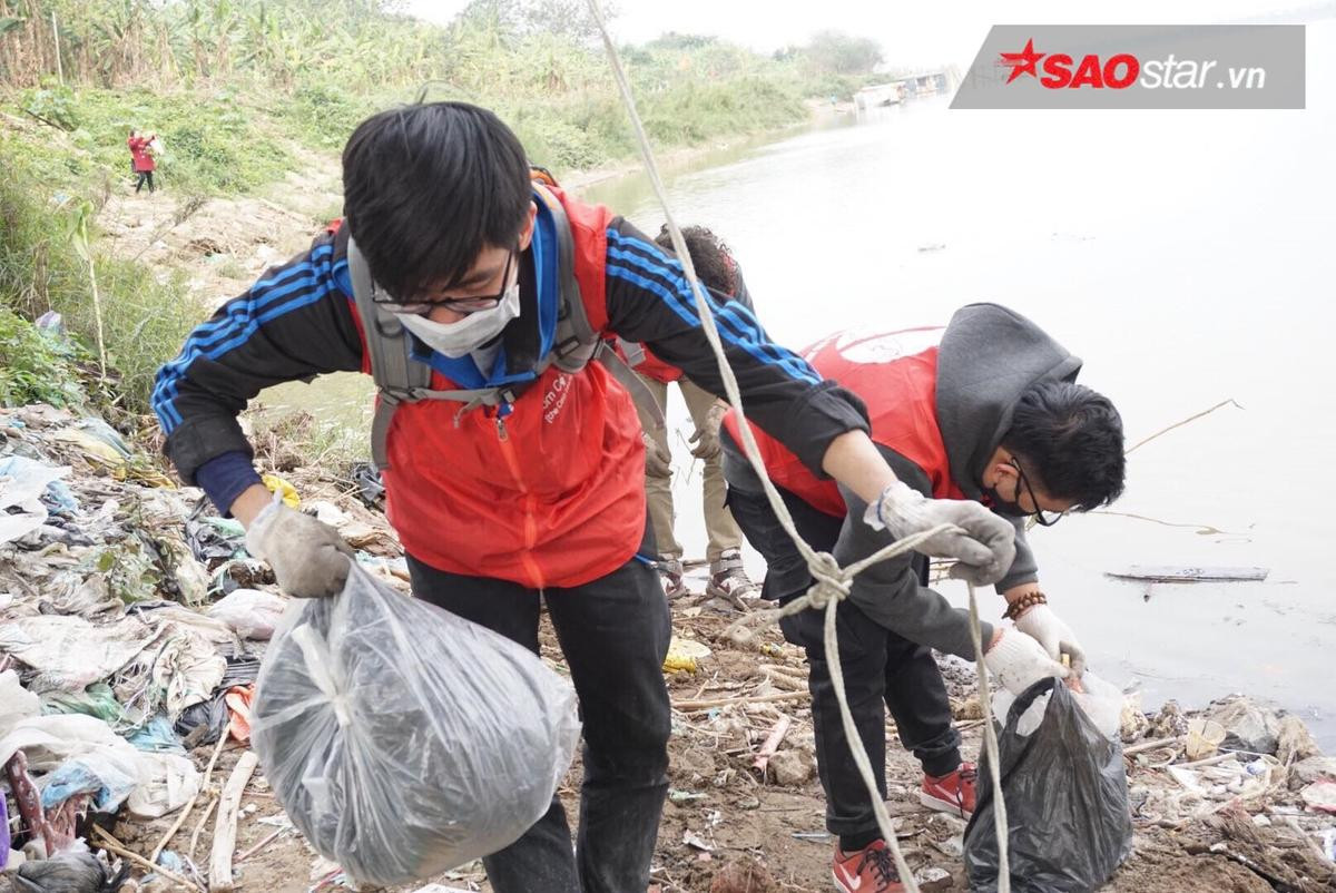 Nhiều người bất ngờ khi thấy chàng trai Tây nhặt rác và túi nilon làm sạch môi trường trong ngày Tết ông Công ông Táo Ảnh 8