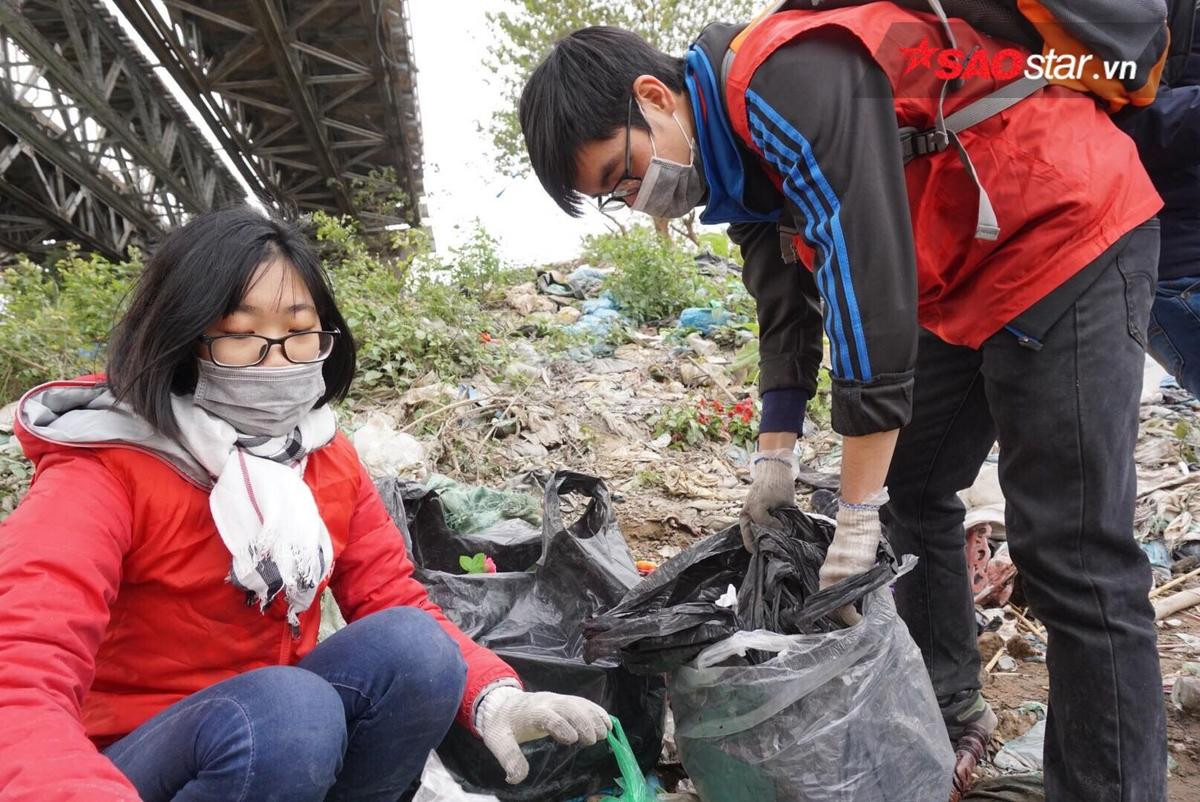 Nhiều người bất ngờ khi thấy chàng trai Tây nhặt rác và túi nilon làm sạch môi trường trong ngày Tết ông Công ông Táo Ảnh 6