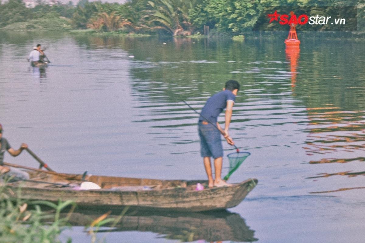 Hàng chục thuyền bè tập trung vớt cá vừa phóng sinh, mang đi bán ngay ngày cúng ông Táo Ảnh 1