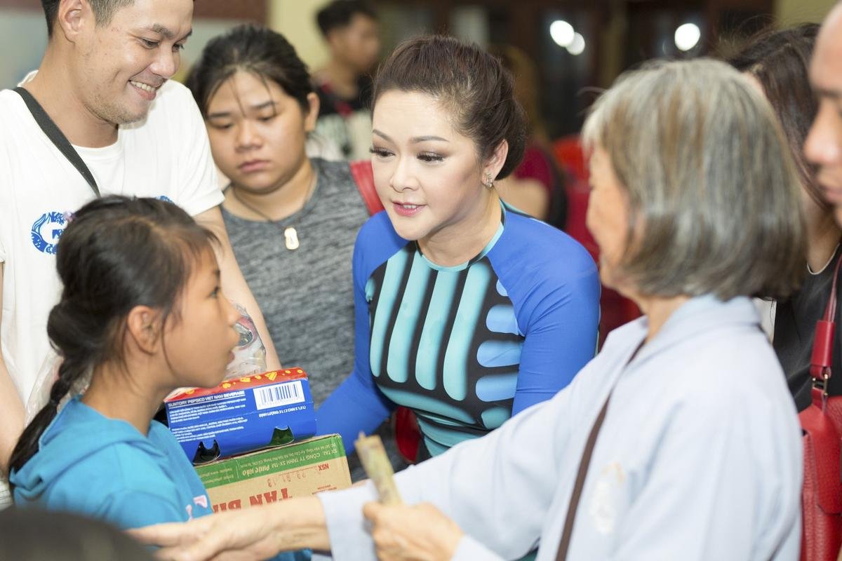 Như Quỳnh - Quang Lê tranh thủ đi từ thiện cùng các học trò trước Tết Nguyên đán Ảnh 5