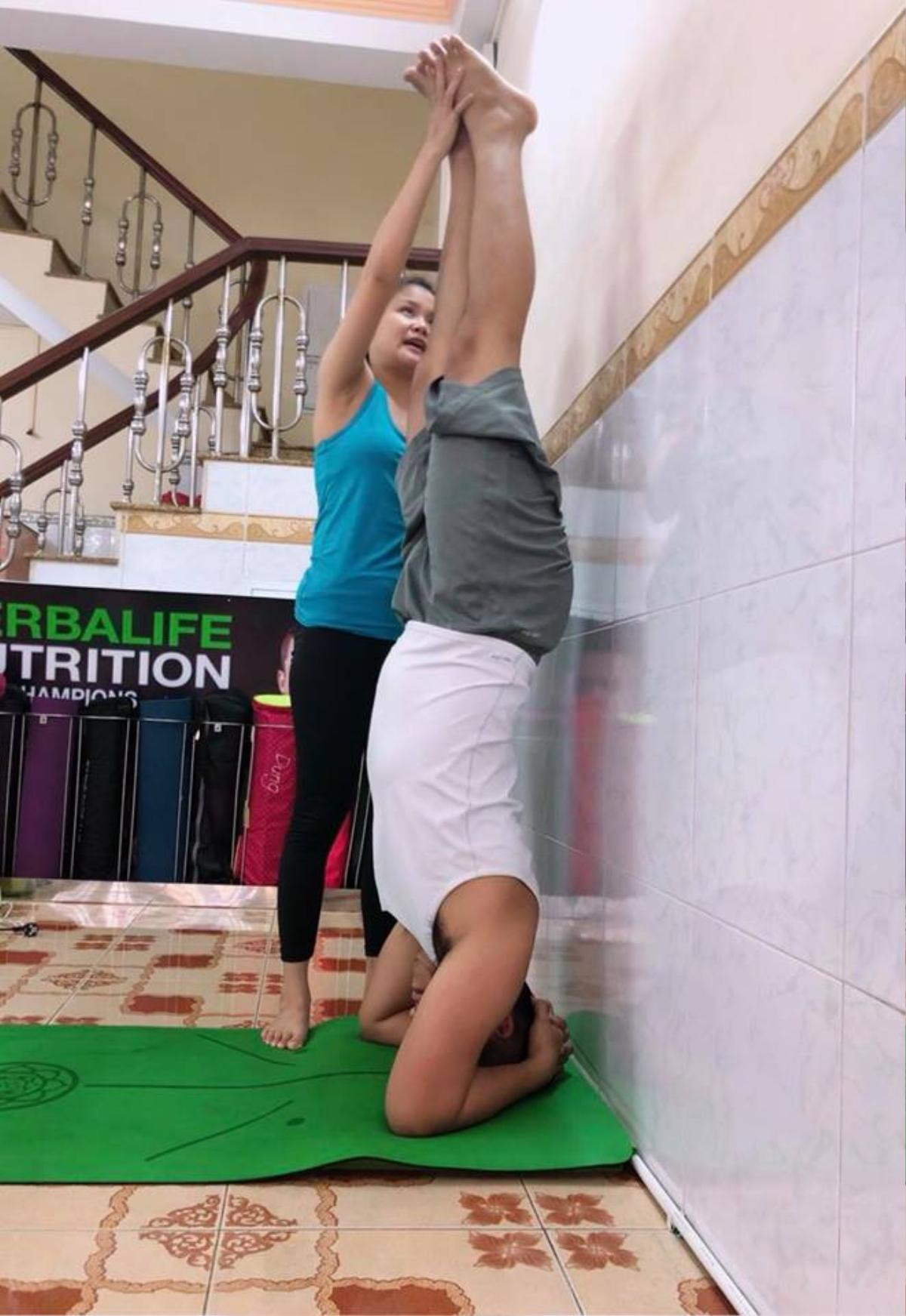 NTK Đỗ Long đắp mặt nạ ốc sên và tập yoga mỗi ngày để 'níu kéo tuổi thanh xuân' Ảnh 1