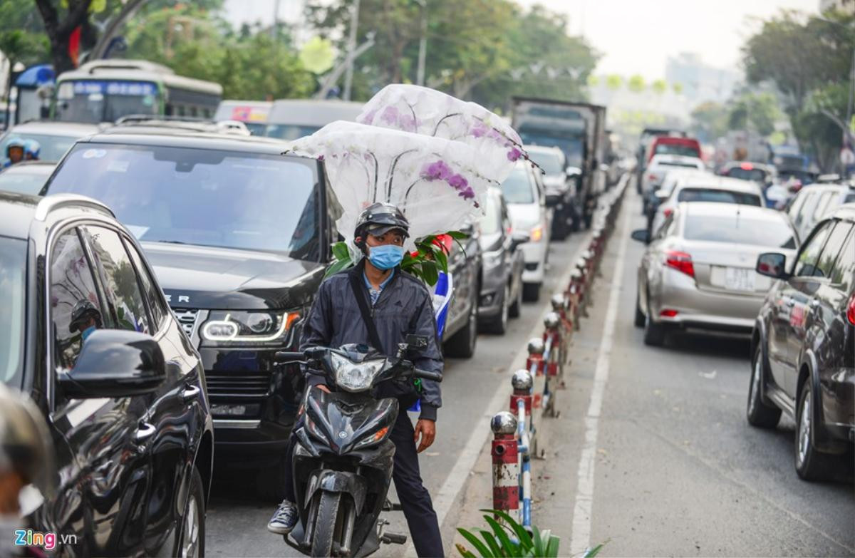 Khắp các tuyến đường Sài Gòn kẹt xe những ngày giáp Tết Ảnh 9