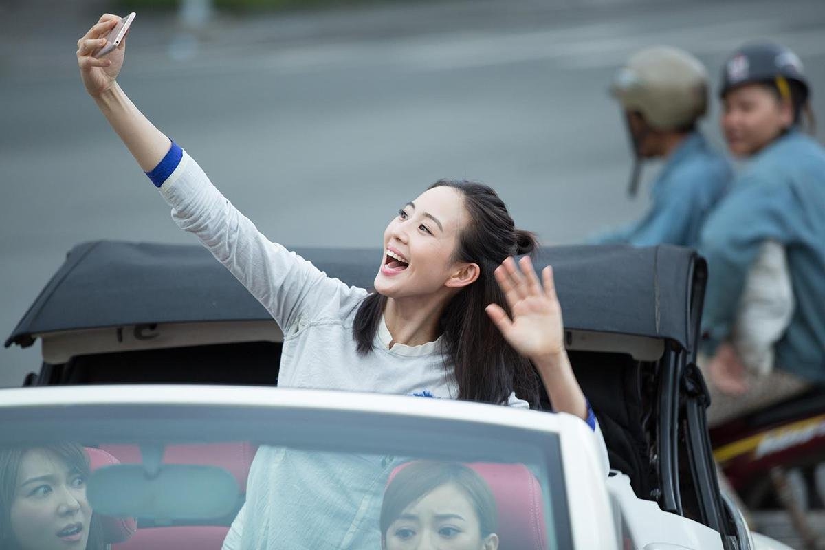 3 mỹ nhân Trương Quân Ninh, Tiết Khải Kì, Trần Y Hàm diện áo dài, đi siêu xe đại náo Sài Gòn Ảnh 4