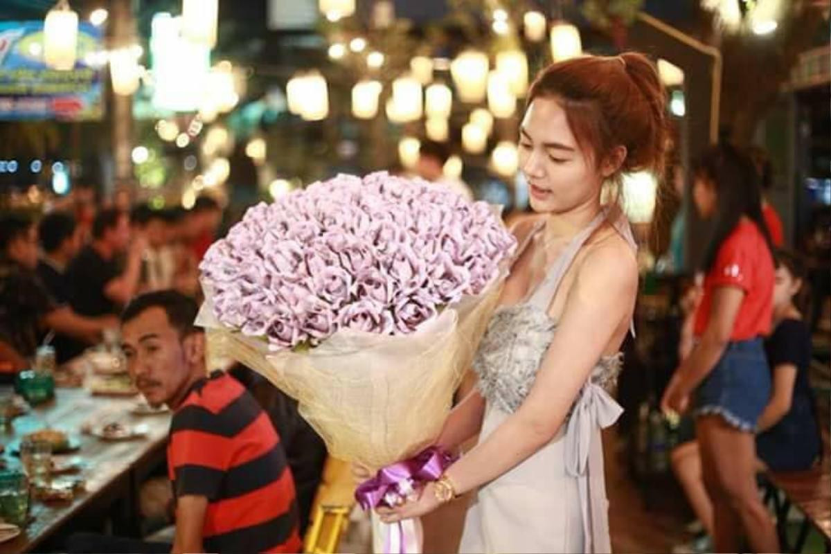 Cô gái 'chịu chơi' tặng bạn trai bó hoa làm từ 70 triệu đồng tiền mặt làm quà Valentine Ảnh 1