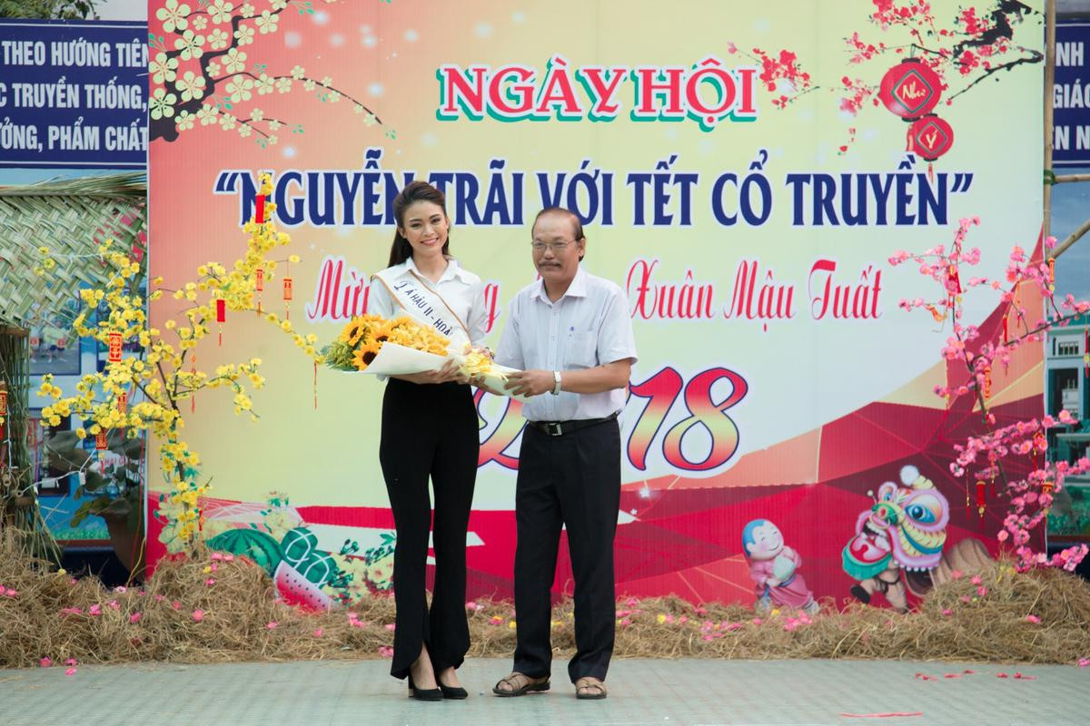 Á hậu Mâu Thuỷ rạng rỡ trong ngày về thăm trường cũ Ảnh 5