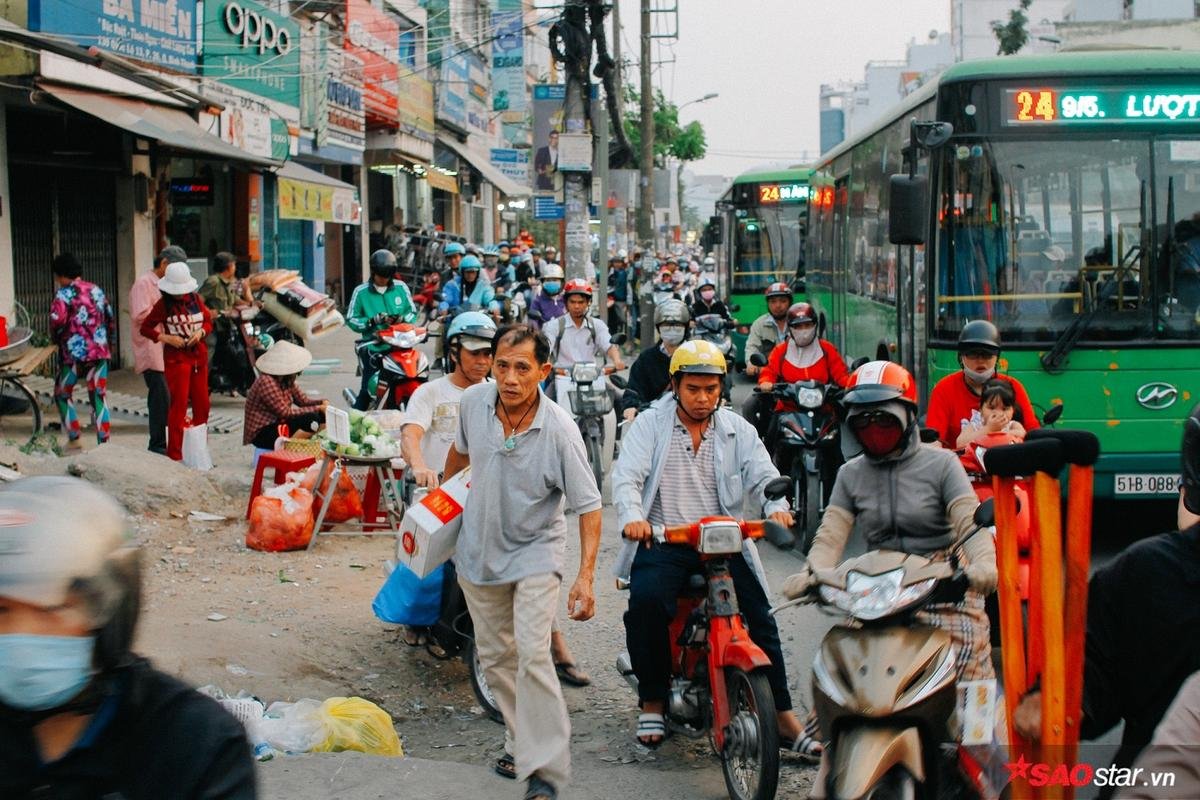 Ùn ùn kéo về quê ăn Tết, nhiều tuyến đường và bến xe đông nghịt người Ảnh 9