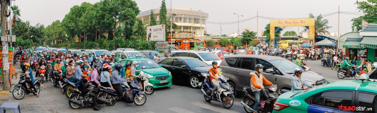 Ùn ùn kéo về quê ăn Tết, nhiều tuyến đường và bến xe đông nghịt người Ảnh 12