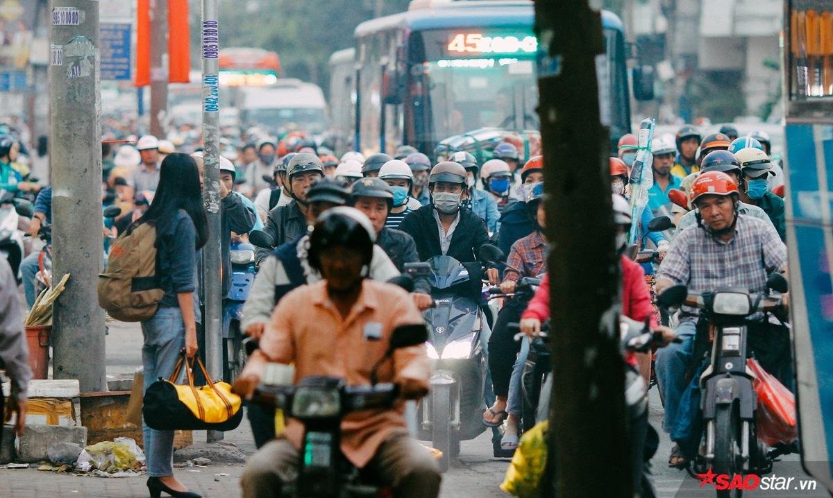 Ùn ùn kéo về quê ăn Tết, nhiều tuyến đường và bến xe đông nghịt người Ảnh 1