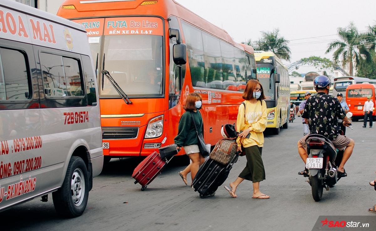 Ùn ùn kéo về quê ăn Tết, nhiều tuyến đường và bến xe đông nghịt người Ảnh 8