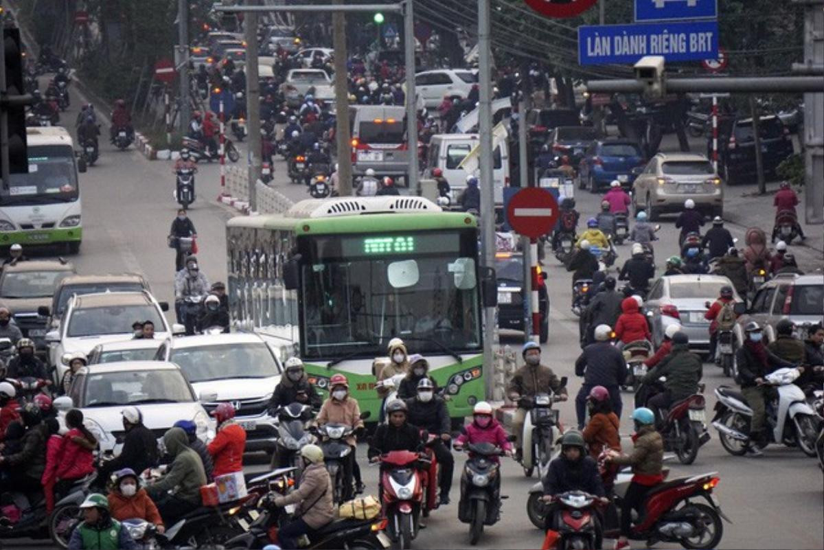 Buýt nhanh BRT trong những ngày giao thông cận Tết 'căng như dây đàn' Ảnh 1