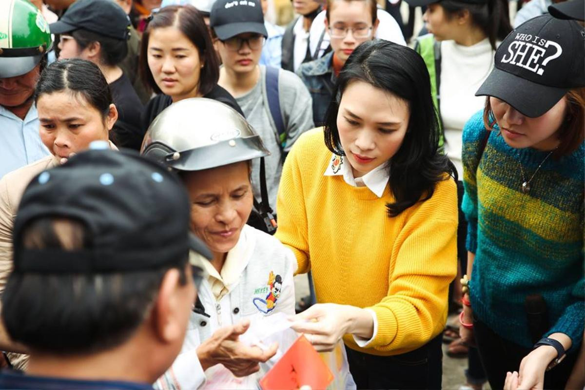 Mỹ Tâm, Minh Tú, Hương Tràm: Ai mới là ngôi sao tỏa sáng 'chói lọi' nhất năm qua? Ảnh 6