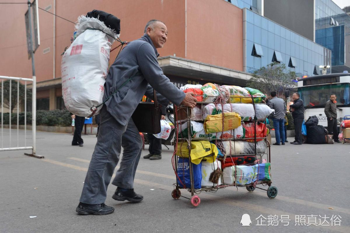 Nhà nhà về quê ăn Tết, người cha già mang vác 200kg hành lý lên thành phố đoàn tụ cùng con trai Ảnh 1