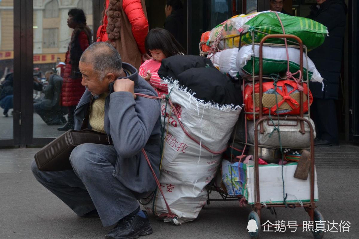 Nhà nhà về quê ăn Tết, người cha già mang vác 200kg hành lý lên thành phố đoàn tụ cùng con trai Ảnh 2