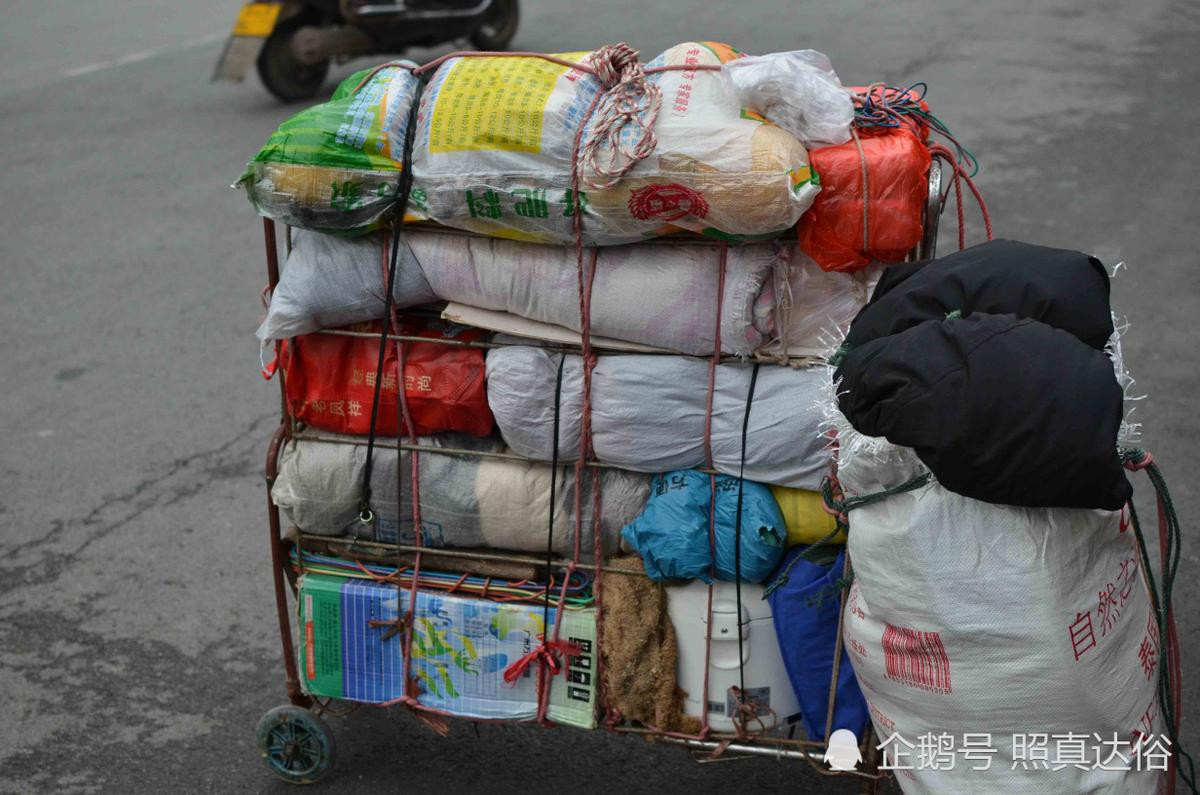 Nhà nhà về quê ăn Tết, người cha già mang vác 200kg hành lý lên thành phố đoàn tụ cùng con trai Ảnh 3