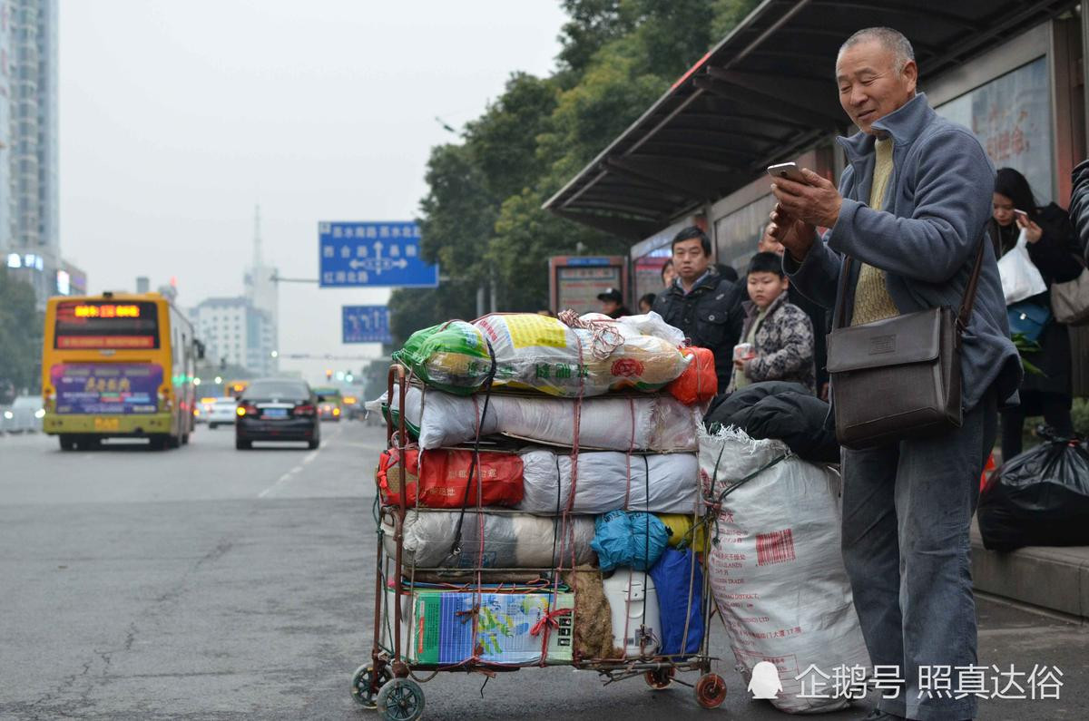 Nhà nhà về quê ăn Tết, người cha già mang vác 200kg hành lý lên thành phố đoàn tụ cùng con trai Ảnh 4