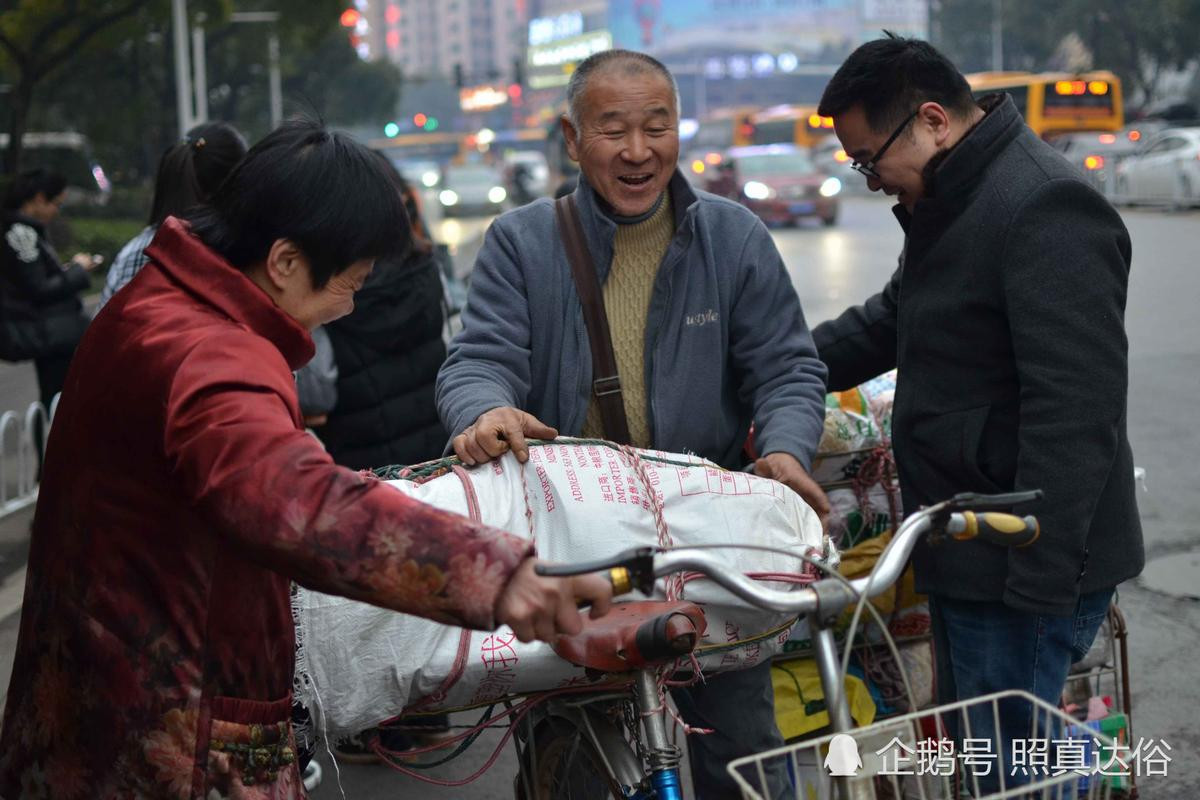 Nhà nhà về quê ăn Tết, người cha già mang vác 200kg hành lý lên thành phố đoàn tụ cùng con trai Ảnh 7