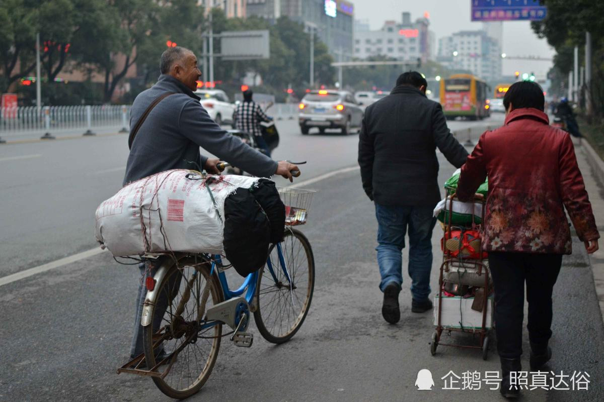 Nhà nhà về quê ăn Tết, người cha già mang vác 200kg hành lý lên thành phố đoàn tụ cùng con trai Ảnh 8