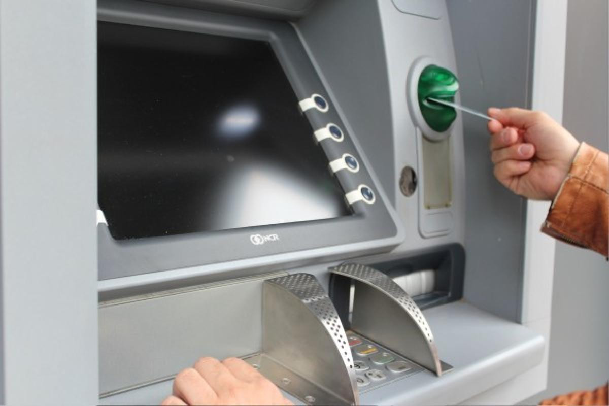 Đi rút tiền tại ATM, nhớ kĩ những mẹo này để tránh 'tiền mất tật mang' Ảnh 2