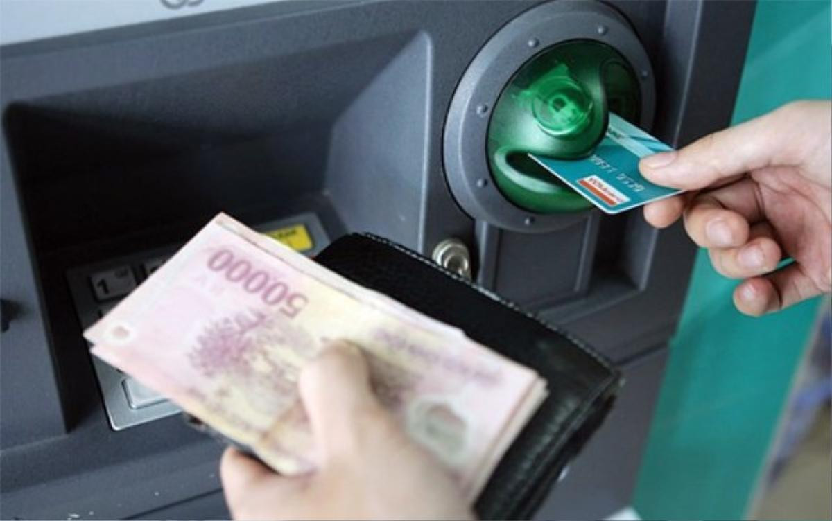 Đi rút tiền tại ATM, nhớ kĩ những mẹo này để tránh 'tiền mất tật mang' Ảnh 1