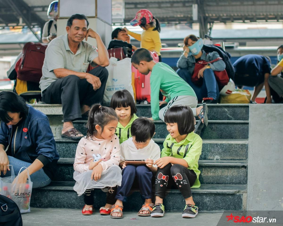 Tết là chuyến tàu về bến quê hương và giọt nước mắt của những người con xa xứ Ảnh 6