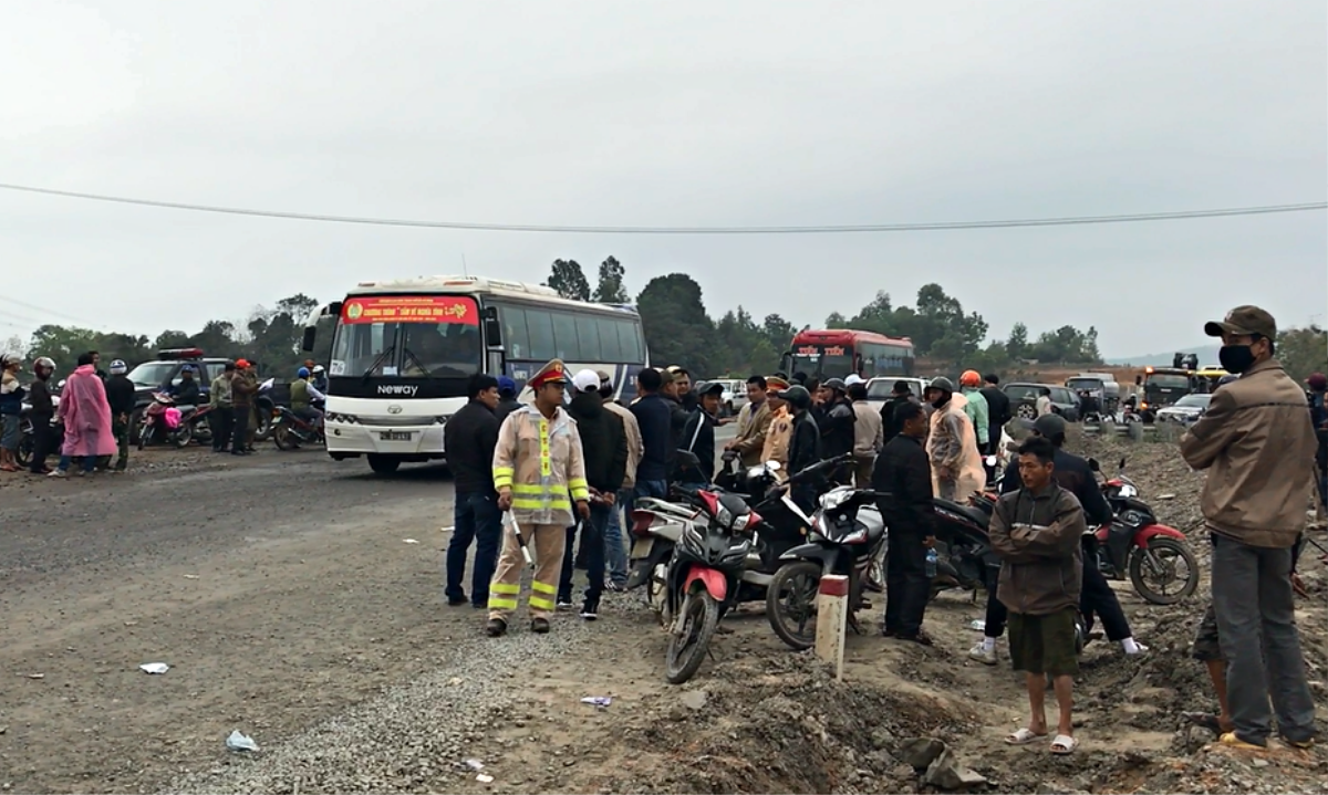 Lời kể nạn nhân vụ lật xe khách ngày 27 Tết: 'Tôi bò ra ngoài thấy nhiều người gào khóc, cảnh tượng thật kinh hoàng' Ảnh 5