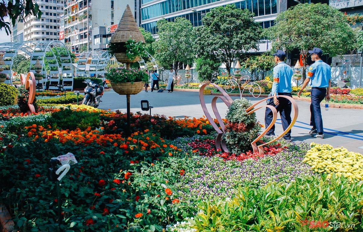 Linh vật chó Phú Quốc tràn ngập, đường hoa Nguyễn Huệ tất bật trước giờ khai mạc Ảnh 14