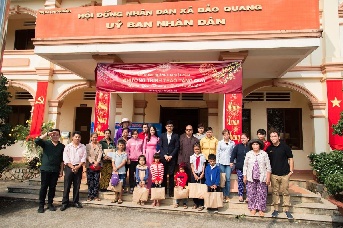 H'Hen Niê, Hoàng Thuỳ mang xuân yêu thương đến với người dân ngày cận Tết Ảnh 8