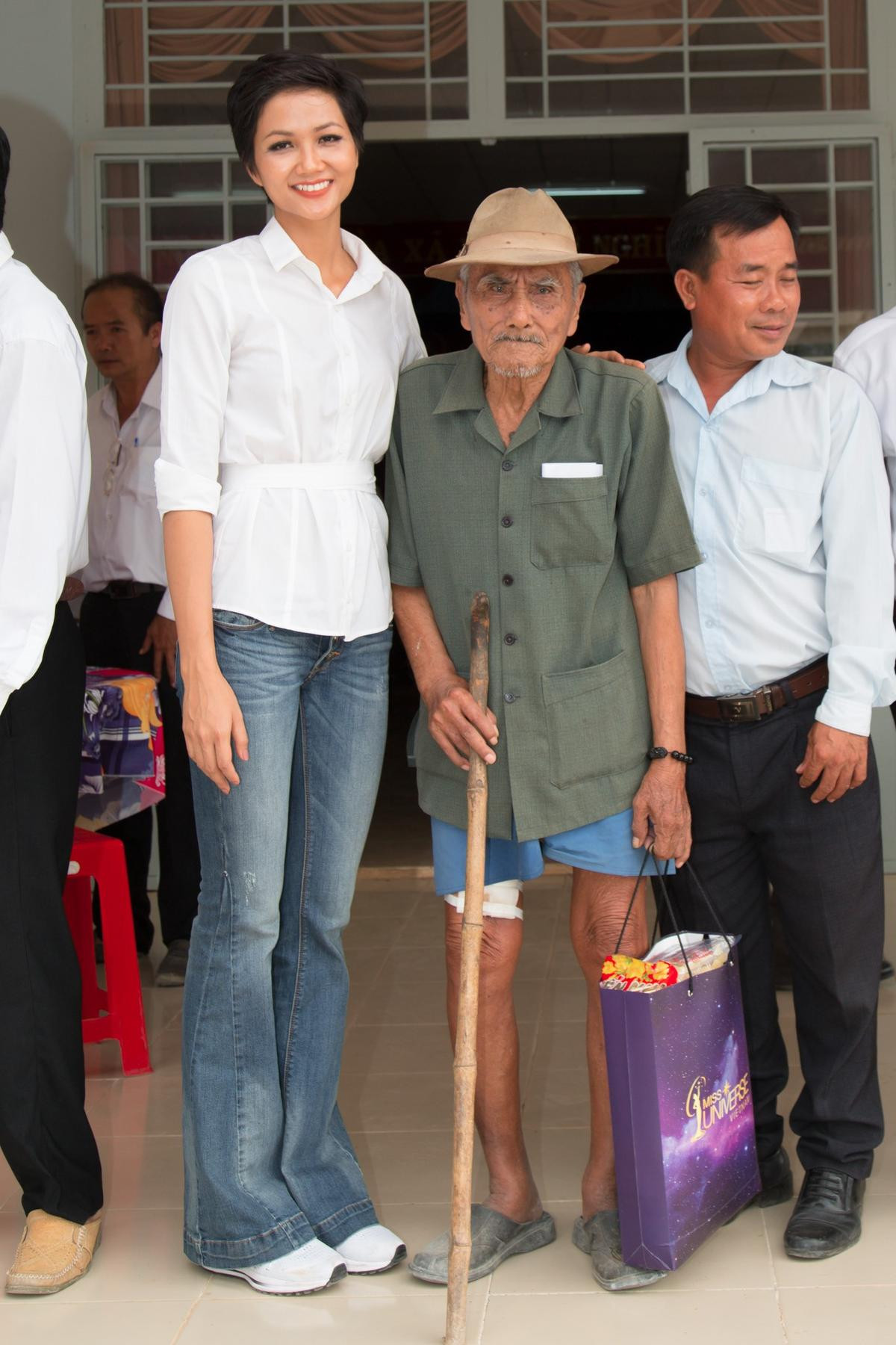 H'Hen Niê, Hoàng Thuỳ mang xuân yêu thương đến với người dân ngày cận Tết Ảnh 4