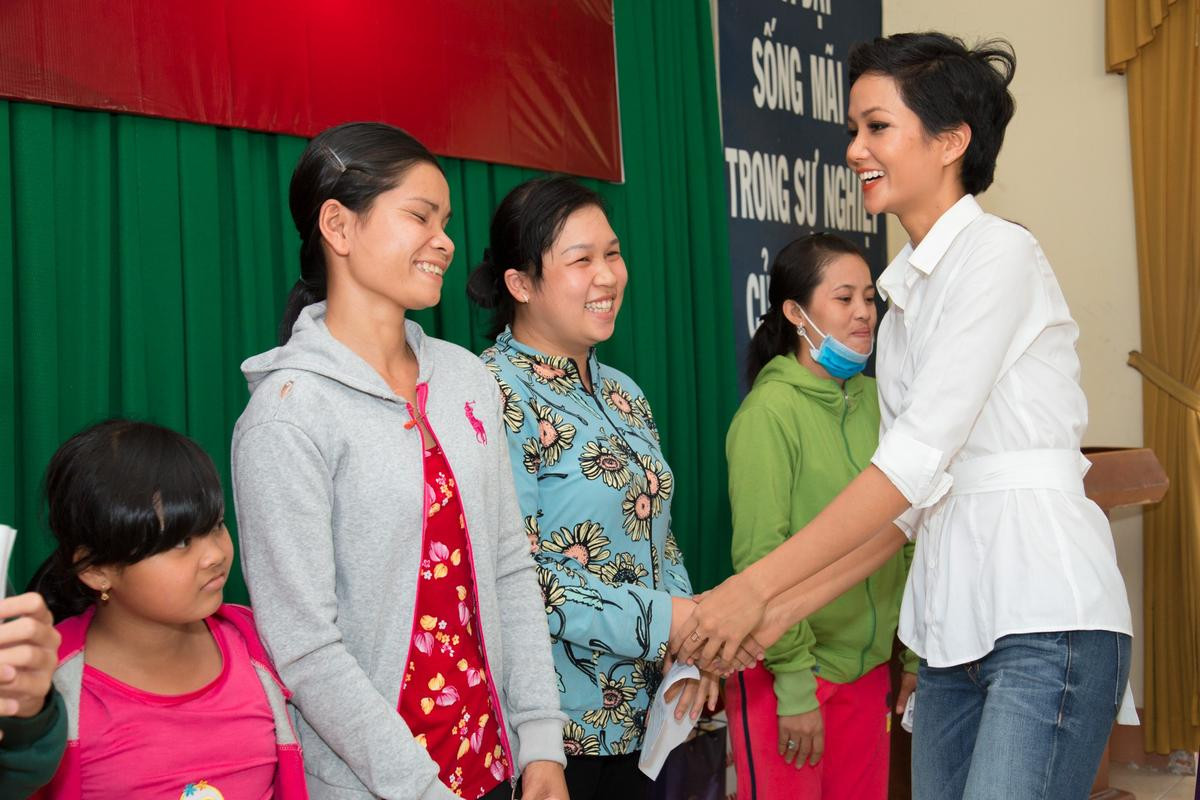 H'Hen Niê, Hoàng Thuỳ mang xuân yêu thương đến với người dân ngày cận Tết Ảnh 1