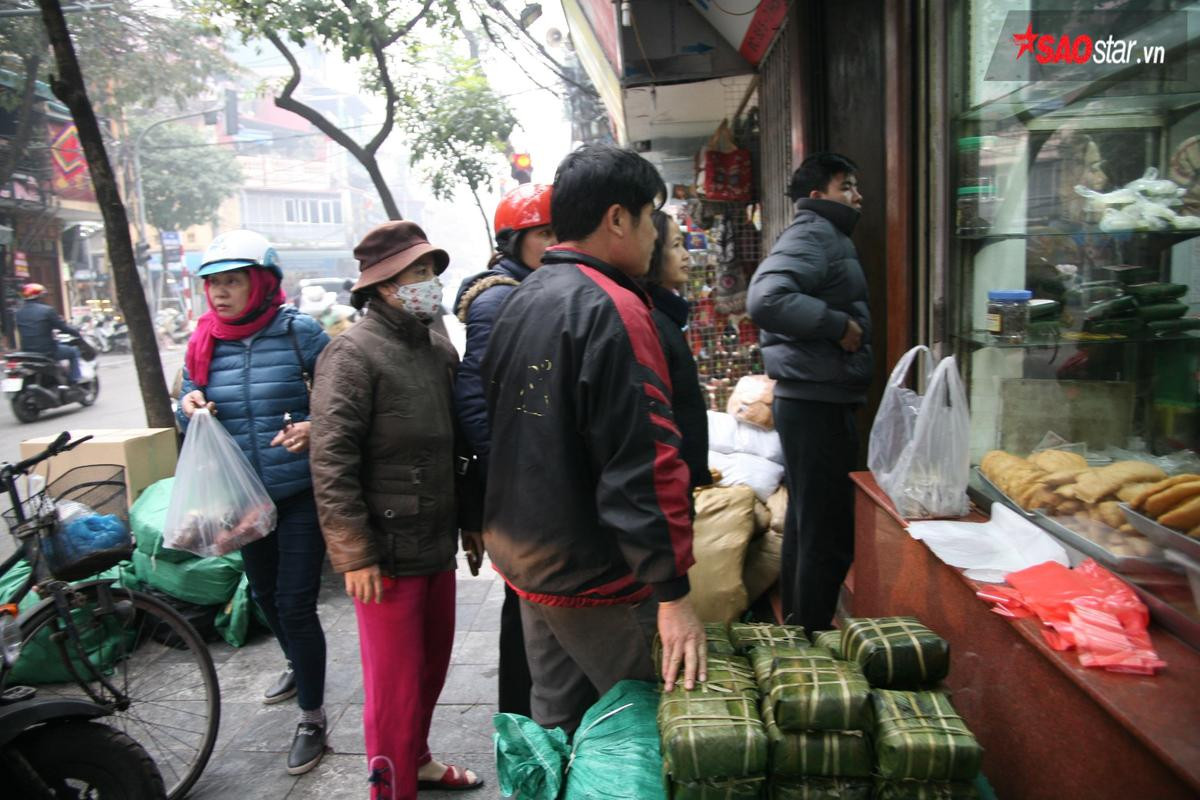 28 Tết, người Hà Nội vẫn xếp hàng dài để mua bánh chưng, giò chả tại cửa hàng này! Ảnh 2