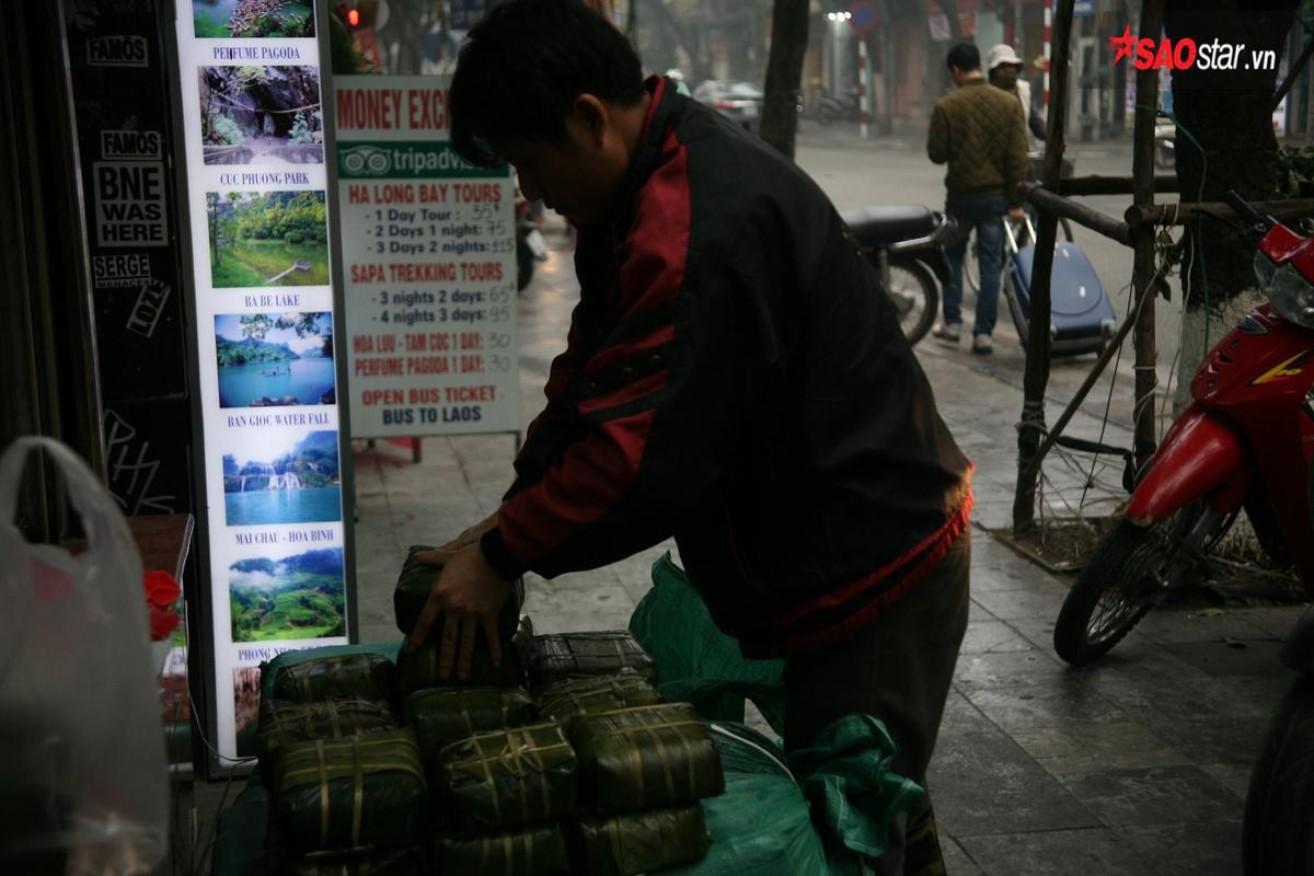 28 Tết, người Hà Nội vẫn xếp hàng dài để mua bánh chưng, giò chả tại cửa hàng này! Ảnh 7